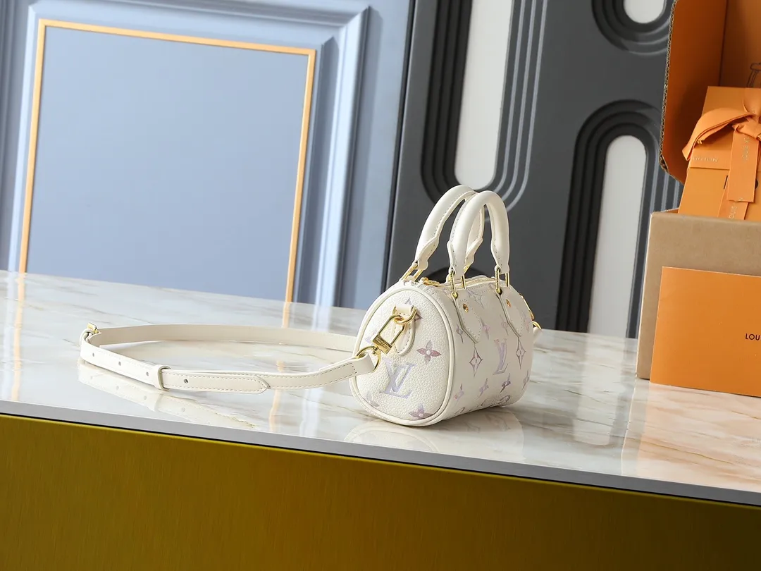💰200💰Upgraded from the original M25591 M81085, this Nano Speedy handbag is dyed in elegant and dreamy colors in the new season, which can easily brighten up various looks. The classic Monogram Empreinte leather bag is paired with metal parts. The ample interior can accommodate daily necessities such as a short wallet, and the detachable shoulder strap allows for multiple carrying methods. Dimensions: 16.0 x 10.0 x 7.5 cm (length x height x width)