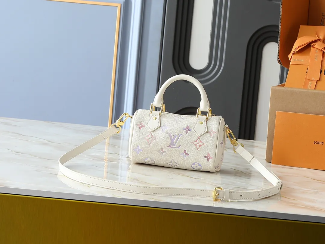 💰200💰Upgraded from the original M25591 M81085, this Nano Speedy handbag is dyed in elegant and dreamy colors in the new season, which can easily brighten up various looks. The classic Monogram Empreinte leather bag is paired with metal parts. The ample interior can accommodate daily necessities such as a short wallet, and the detachable shoulder strap allows for multiple carrying methods. Dimensions: 16.0 x 10.0 x 7.5 cm (length x height x width)