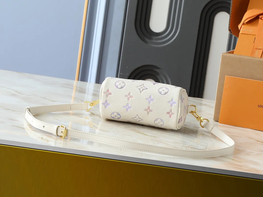 💰200💰Upgraded from the original M25591 M81085, this Nano Speedy handbag is dyed in elegant and dreamy colors in the new season, which can easily brighten up various looks. The classic Monogram Empreinte leather bag is paired with metal parts. The ample interior can accommodate daily necessities such as a short wallet, and the detachable shoulder strap allows for multiple carrying methods. Dimensions: 16.0 x 10.0 x 7.5 cm (length x height x width)