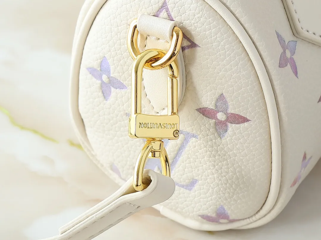 💰200💰Upgraded from the original M25591 M81085, this Nano Speedy handbag is dyed in elegant and dreamy colors in the new season, which can easily brighten up various looks. The classic Monogram Empreinte leather bag is paired with metal parts. The ample interior can accommodate daily necessities such as a short wallet, and the detachable shoulder strap allows for multiple carrying methods. Dimensions: 16.0 x 10.0 x 7.5 cm (length x height x width)