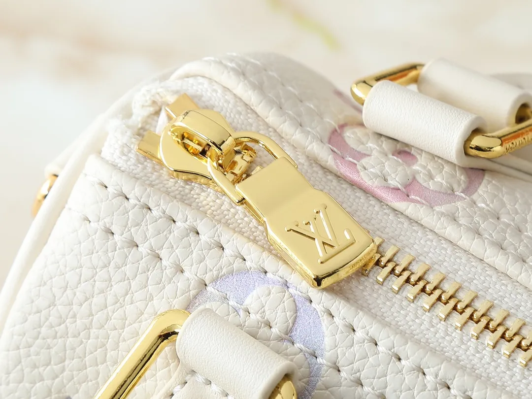 💰200💰Upgraded from the original M25591 M81085, this Nano Speedy handbag is dyed in elegant and dreamy colors in the new season, which can easily brighten up various looks. The classic Monogram Empreinte leather bag is paired with metal parts. The ample interior can accommodate daily necessities such as a short wallet, and the detachable shoulder strap allows for multiple carrying methods. Dimensions: 16.0 x 10.0 x 7.5 cm (length x height x width)