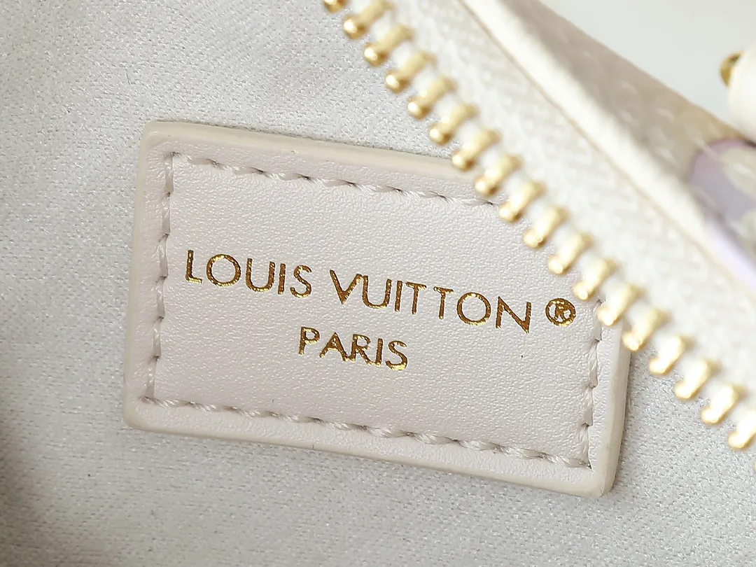 💰200💰Upgraded from the original M25591 M81085, this Nano Speedy handbag is dyed in elegant and dreamy colors in the new season, which can easily brighten up various looks. The classic Monogram Empreinte leather bag is paired with metal parts. The ample interior can accommodate daily necessities such as a short wallet, and the detachable shoulder strap allows for multiple carrying methods. Dimensions: 16.0 x 10.0 x 7.5 cm (length x height x width)