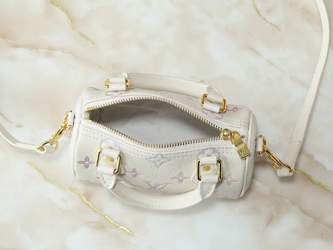 💰200💰Upgraded from the original M25591 M81085, this Nano Speedy handbag is dyed in elegant and dreamy colors in the new season, which can easily brighten up various looks. The classic Monogram Empreinte leather bag is paired with metal parts. The ample interior can accommodate daily necessities such as a short wallet, and the detachable shoulder strap allows for multiple carrying methods. Dimensions: 16.0 x 10.0 x 7.5 cm (length x height x width)