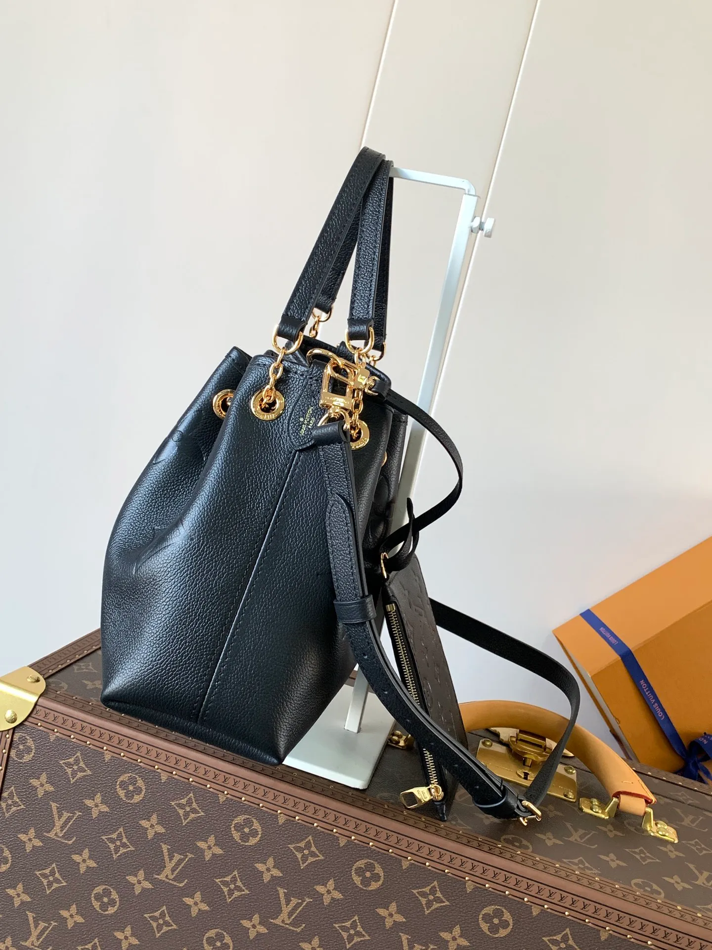 💰1200 (top layer leather) top original order M25453 apricot M47209 black M46492 pink M25452 white This Summer Bundle handbag is from the Dégradé series. The new drawstring design adds a summer atmosphere. The Monogram Empreinte embossed leather bag features a gradient tone to brighten any seasonal look. The double handles and detachable cross-body strap provide a variety of stylish carrying options, making it a great companion for travel day and night. 28.0 x 20.0 x 11.5 cm (Length x Height x Width) • Embossed soft cow leather • Cow leather trim • Microfiber • Metal hardware • Removable zipper bag • Strap: removable, adjustable • Strap dro cm • Strap drop max: 58.0 cm • Handle: Double handle