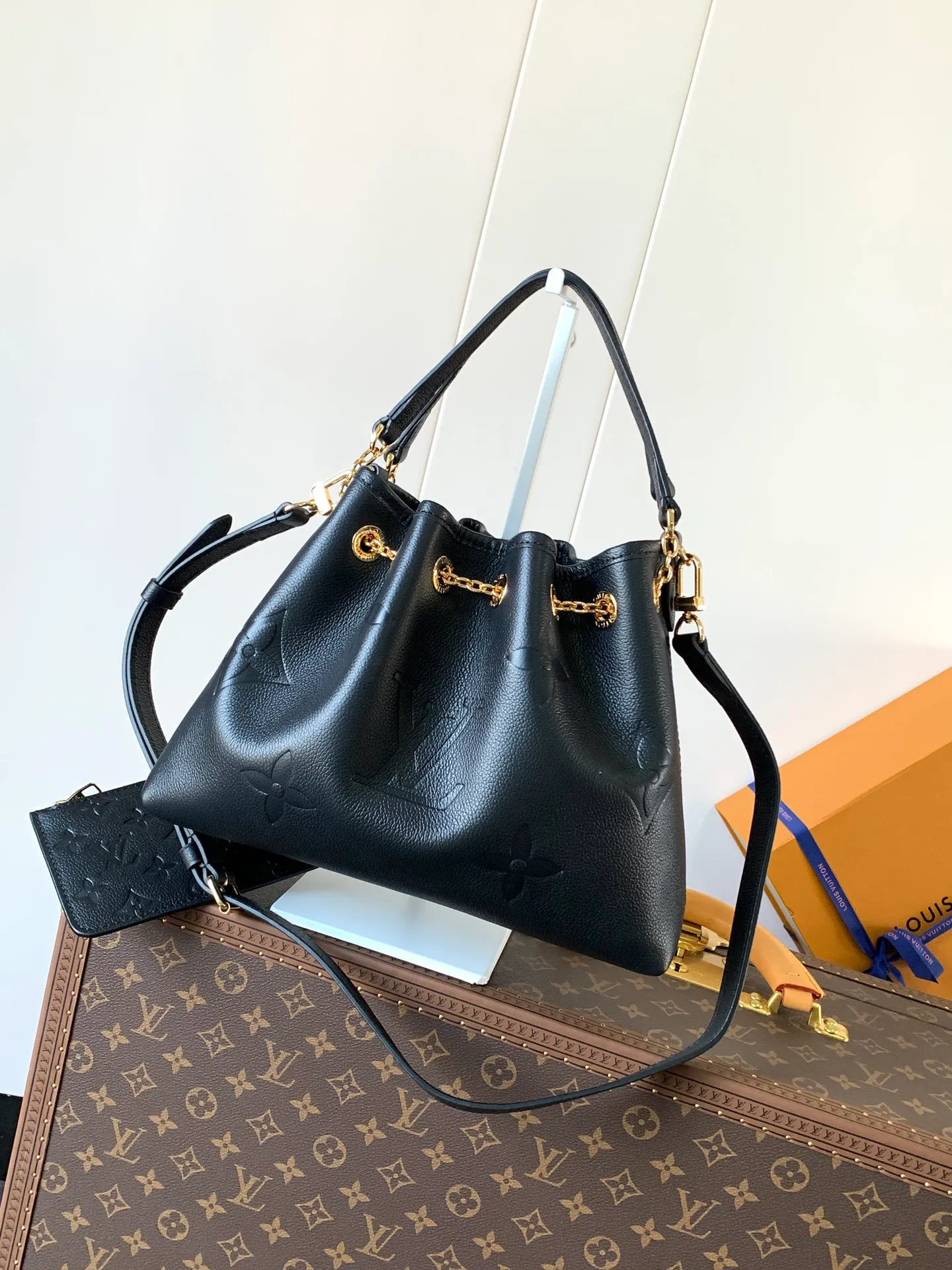 💰1200 (top layer leather) top original order M25453 apricot M47209 black M46492 pink M25452 white This Summer Bundle handbag is from the Dégradé series. The new drawstring design adds a summer atmosphere. The Monogram Empreinte embossed leather bag features a gradient tone to brighten any seasonal look. The double handles and detachable cross-body strap provide a variety of stylish carrying options, making it a great companion for travel day and night. 28.0 x 20.0 x 11.5 cm (Length x Height x Width) • Embossed soft cow leather • Cow leather trim • Microfiber • Metal hardware • Removable zipper bag • Strap: removable, adjustable • Strap dro cm • Strap drop max: 58.0 cm • Handle: Double handle