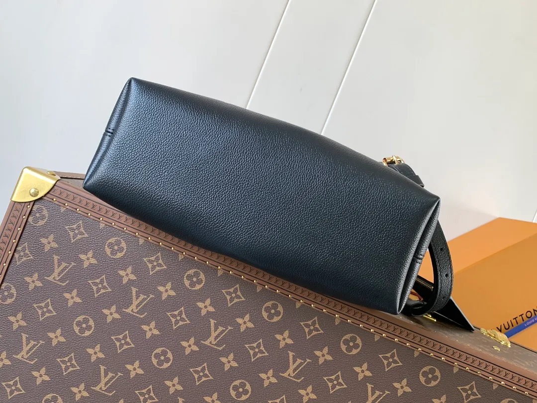 💰1200 (top layer leather) top original order M25453 apricot M47209 black M46492 pink M25452 white This Summer Bundle handbag is from the Dégradé series. The new drawstring design adds a summer atmosphere. The Monogram Empreinte embossed leather bag features a gradient tone to brighten any seasonal look. The double handles and detachable cross-body strap provide a variety of stylish carrying options, making it a great companion for travel day and night. 28.0 x 20.0 x 11.5 cm (Length x Height x Width) • Embossed soft cow leather • Cow leather trim • Microfiber • Metal hardware • Removable zipper bag • Strap: removable, adjustable • Strap dro cm • Strap drop max: 58.0 cm • Handle: Double handle