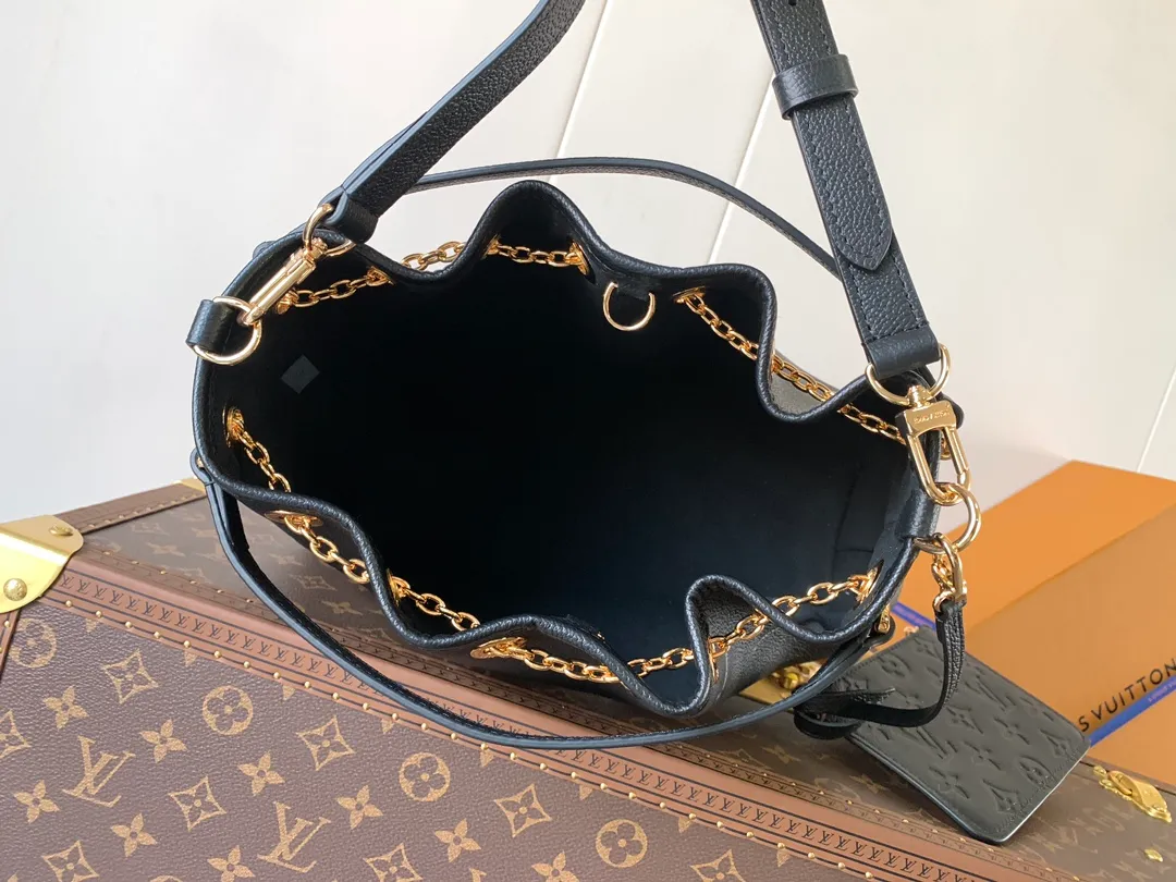 💰1200 (top layer leather) top original order M25453 apricot M47209 black M46492 pink M25452 white This Summer Bundle handbag is from the Dégradé series. The new drawstring design adds a summer atmosphere. The Monogram Empreinte embossed leather bag features a gradient tone to brighten any seasonal look. The double handles and detachable cross-body strap provide a variety of stylish carrying options, making it a great companion for travel day and night. 28.0 x 20.0 x 11.5 cm (Length x Height x Width) • Embossed soft cow leather • Cow leather trim • Microfiber • Metal hardware • Removable zipper bag • Strap: removable, adjustable • Strap dro cm • Strap drop max: 58.0 cm • Handle: Double handle