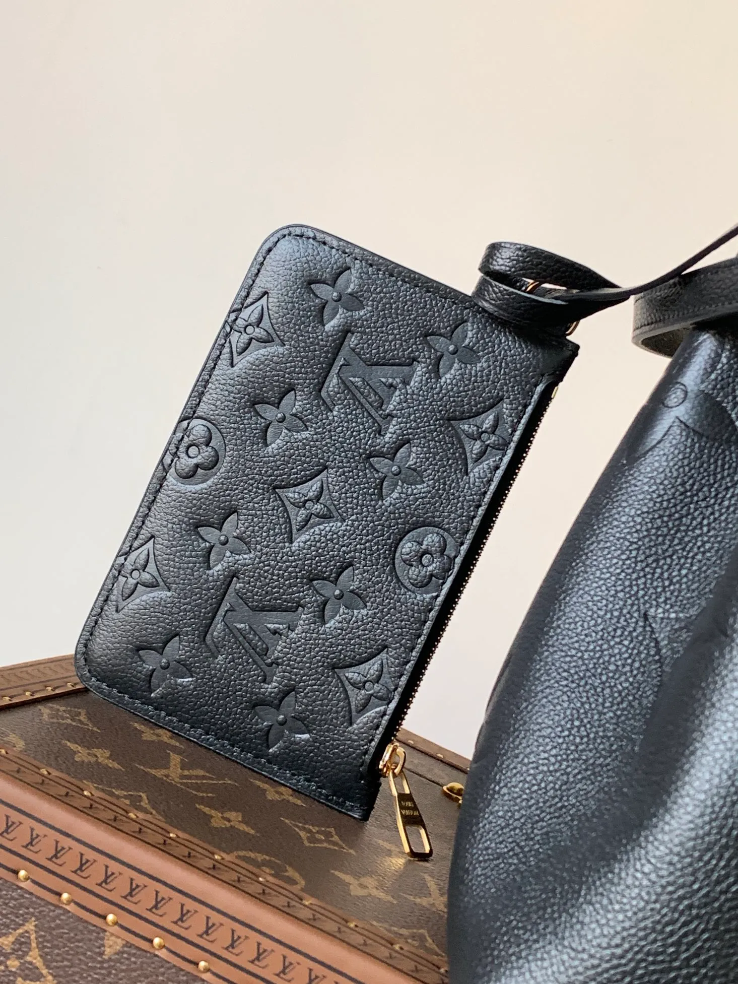 💰1200 (top layer leather) top original order M25453 apricot M47209 black M46492 pink M25452 white This Summer Bundle handbag is from the Dégradé series. The new drawstring design adds a summer atmosphere. The Monogram Empreinte embossed leather bag features a gradient tone to brighten any seasonal look. The double handles and detachable cross-body strap provide a variety of stylish carrying options, making it a great companion for travel day and night. 28.0 x 20.0 x 11.5 cm (Length x Height x Width) • Embossed soft cow leather • Cow leather trim • Microfiber • Metal hardware • Removable zipper bag • Strap: removable, adjustable • Strap dro cm • Strap drop max: 58.0 cm • Handle: Double handle