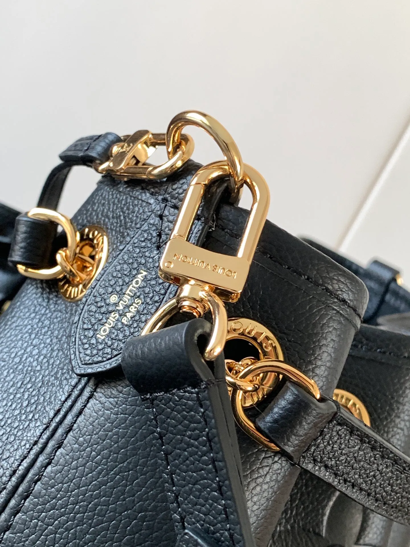 💰1200 (top layer leather) top original order M25453 apricot M47209 black M46492 pink M25452 white This Summer Bundle handbag is from the Dégradé series. The new drawstring design adds a summer atmosphere. The Monogram Empreinte embossed leather bag features a gradient tone to brighten any seasonal look. The double handles and detachable cross-body strap provide a variety of stylish carrying options, making it a great companion for travel day and night. 28.0 x 20.0 x 11.5 cm (Length x Height x Width) • Embossed soft cow leather • Cow leather trim • Microfiber • Metal hardware • Removable zipper bag • Strap: removable, adjustable • Strap dro cm • Strap drop max: 58.0 cm • Handle: Double handle