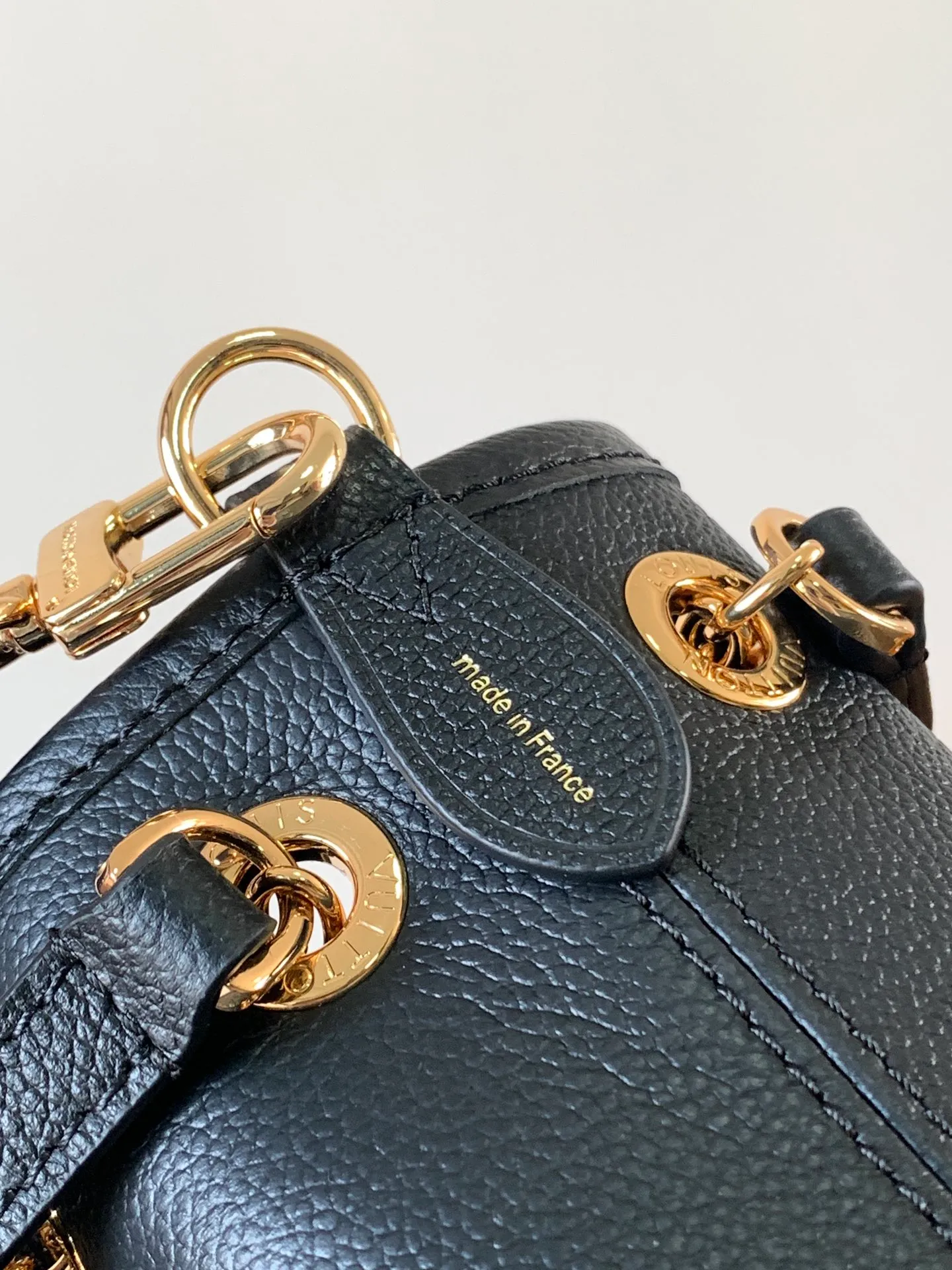 💰1200 (top layer leather) top original order M25453 apricot M47209 black M46492 pink M25452 white This Summer Bundle handbag is from the Dégradé series. The new drawstring design adds a summer atmosphere. The Monogram Empreinte embossed leather bag features a gradient tone to brighten any seasonal look. The double handles and detachable cross-body strap provide a variety of stylish carrying options, making it a great companion for travel day and night. 28.0 x 20.0 x 11.5 cm (Length x Height x Width) • Embossed soft cow leather • Cow leather trim • Microfiber • Metal hardware • Removable zipper bag • Strap: removable, adjustable • Strap dro cm • Strap drop max: 58.0 cm • Handle: Double handle