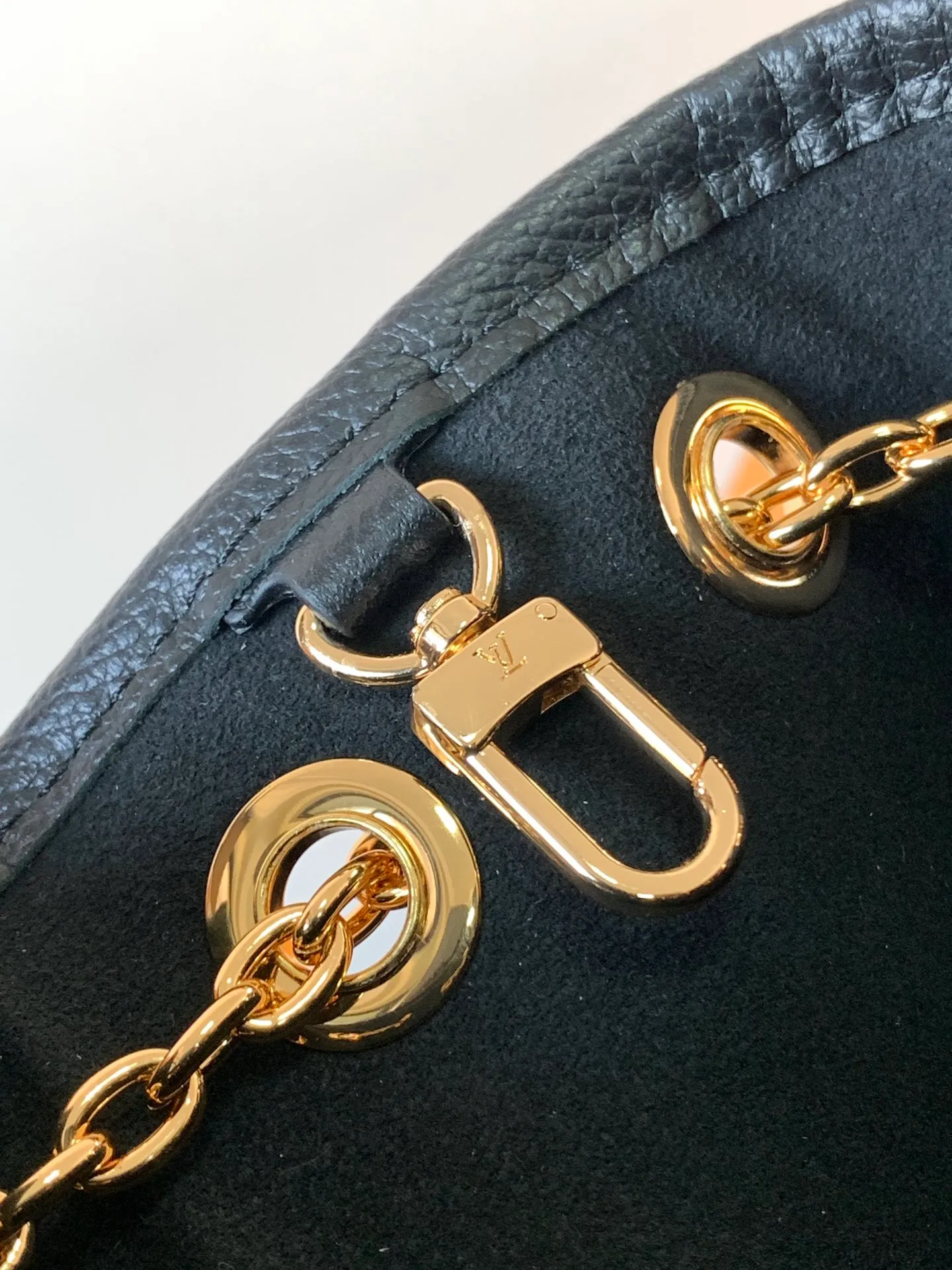 💰1200 (top layer leather) top original order M25453 apricot M47209 black M46492 pink M25452 white This Summer Bundle handbag is from the Dégradé series. The new drawstring design adds a summer atmosphere. The Monogram Empreinte embossed leather bag features a gradient tone to brighten any seasonal look. The double handles and detachable cross-body strap provide a variety of stylish carrying options, making it a great companion for travel day and night. 28.0 x 20.0 x 11.5 cm (Length x Height x Width) • Embossed soft cow leather • Cow leather trim • Microfiber • Metal hardware • Removable zipper bag • Strap: removable, adjustable • Strap dro cm • Strap drop max: 58.0 cm • Handle: Double handle