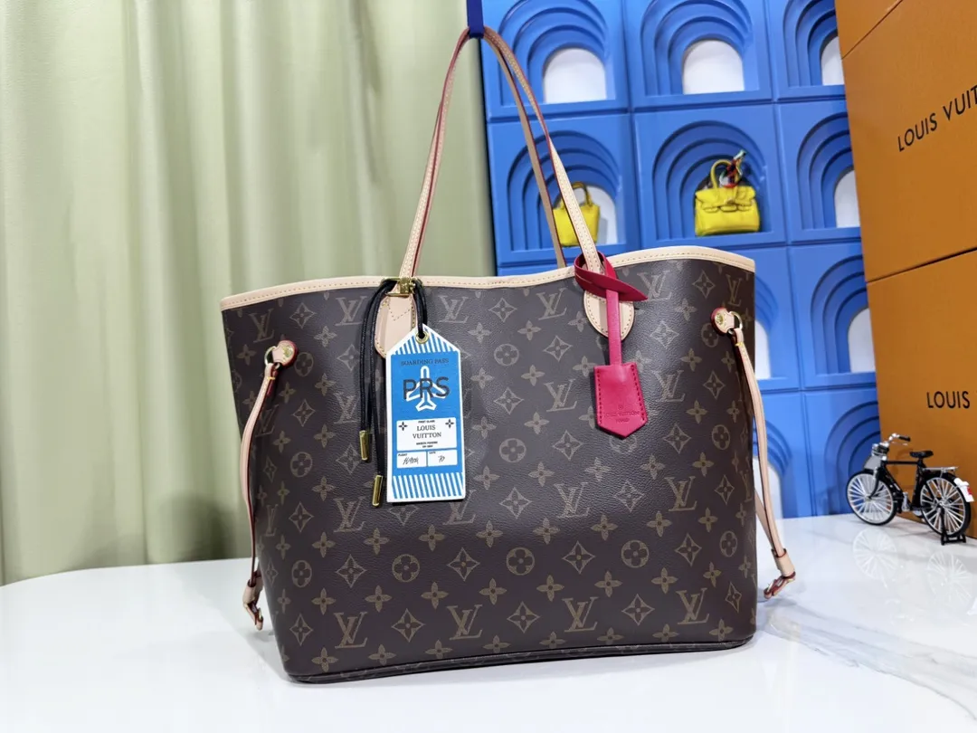 P230💰M40995 Apricot M41177 Bloom M41178 Presbyopia Rose M50366 Pollen N41358 Non-Red N41603 Non-Pink N41631 White Apricot N41605 White Pink NEVERFULL Medium Handbag Neverfull classic handbag, explore the exquisite details inside the bag. The redesigned interior pockets feature a fresh fabric lining, especially the detachable zippered clutch, which can be used alone as a sophisticated clutch or as an additional pocket. Bright lining tones add a more lively feel to Monogram's classic canvas. Detailed features 31 x 28 x 14 cm (Length x Height x Width) Redesigned interior pocket with details inspired by the Louis Vuitton archives Pocket lined with linen fabric Removable zipped clutch with tonal interior pocket Natural cowhide leather trim Shiny gold-tone hardware Handles: Double handle