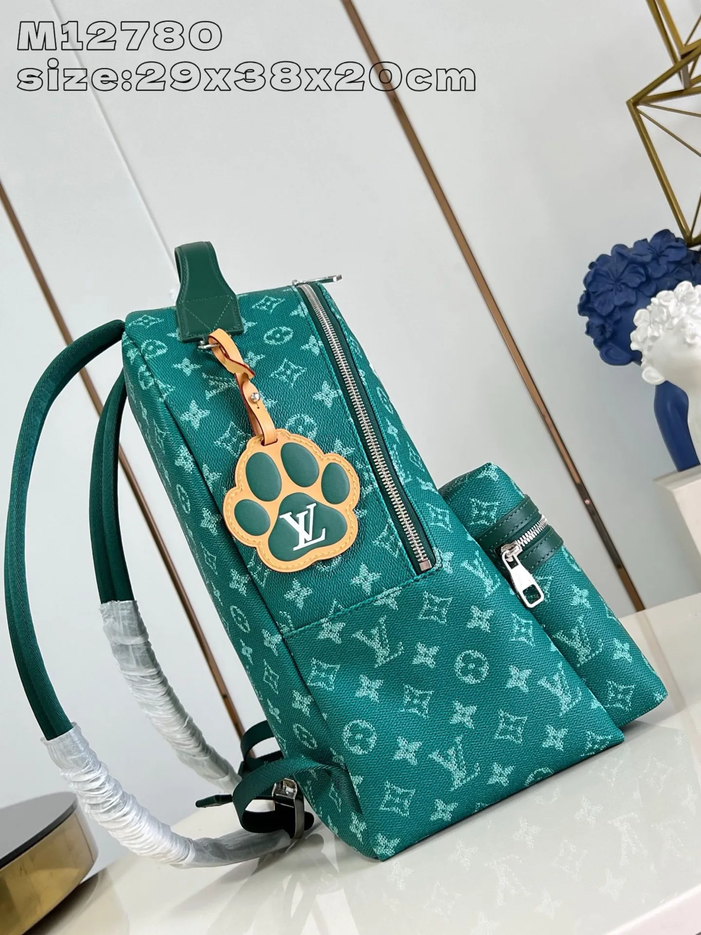 💰1220 Top-quality original individual real shot M12780】This Discovery small backpack is made of Monogram Eclipse canvas, continuing its flexible functions in a more compact configuration. Exterior pockets, zippered front pockets, and open side pockets provide easy access, while interior pockets keep things organized. size：29x38x20cm