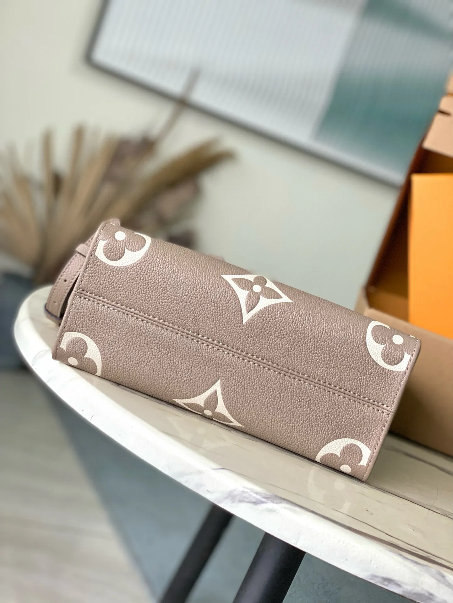💰1040 (first-grain leather) top original order M45779 Elephant Gray Onthego small Tote bag draws inspiration from the classic Sac Plat handbag in 1968. It is made of Monogram Empreinte leather embossed with Medium Bicolor Monogram pattern to create a miniature version, which can store daily needs such as iPad Mini. Flexible handles and detachable shoulder strap enrich carrying options. Dimensions: 25 x 19 x 11.5 cm