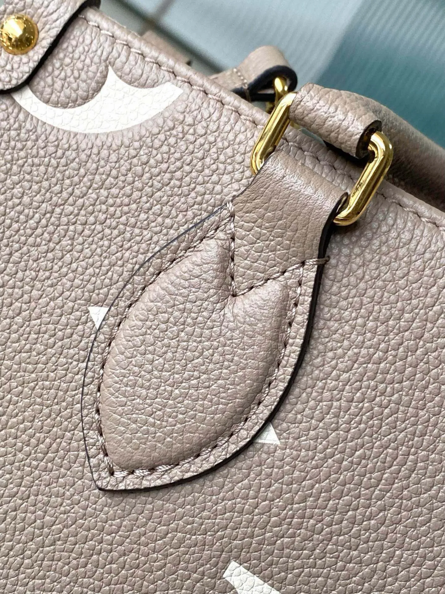 💰1040 (first-grain leather) top original order M45779 Elephant Gray Onthego small Tote bag draws inspiration from the classic Sac Plat handbag in 1968. It is made of Monogram Empreinte leather embossed with Medium Bicolor Monogram pattern to create a miniature version, which can store daily needs such as iPad Mini. Flexible handles and detachable shoulder strap enrich carrying options. Dimensions: 25 x 19 x 11.5 cm