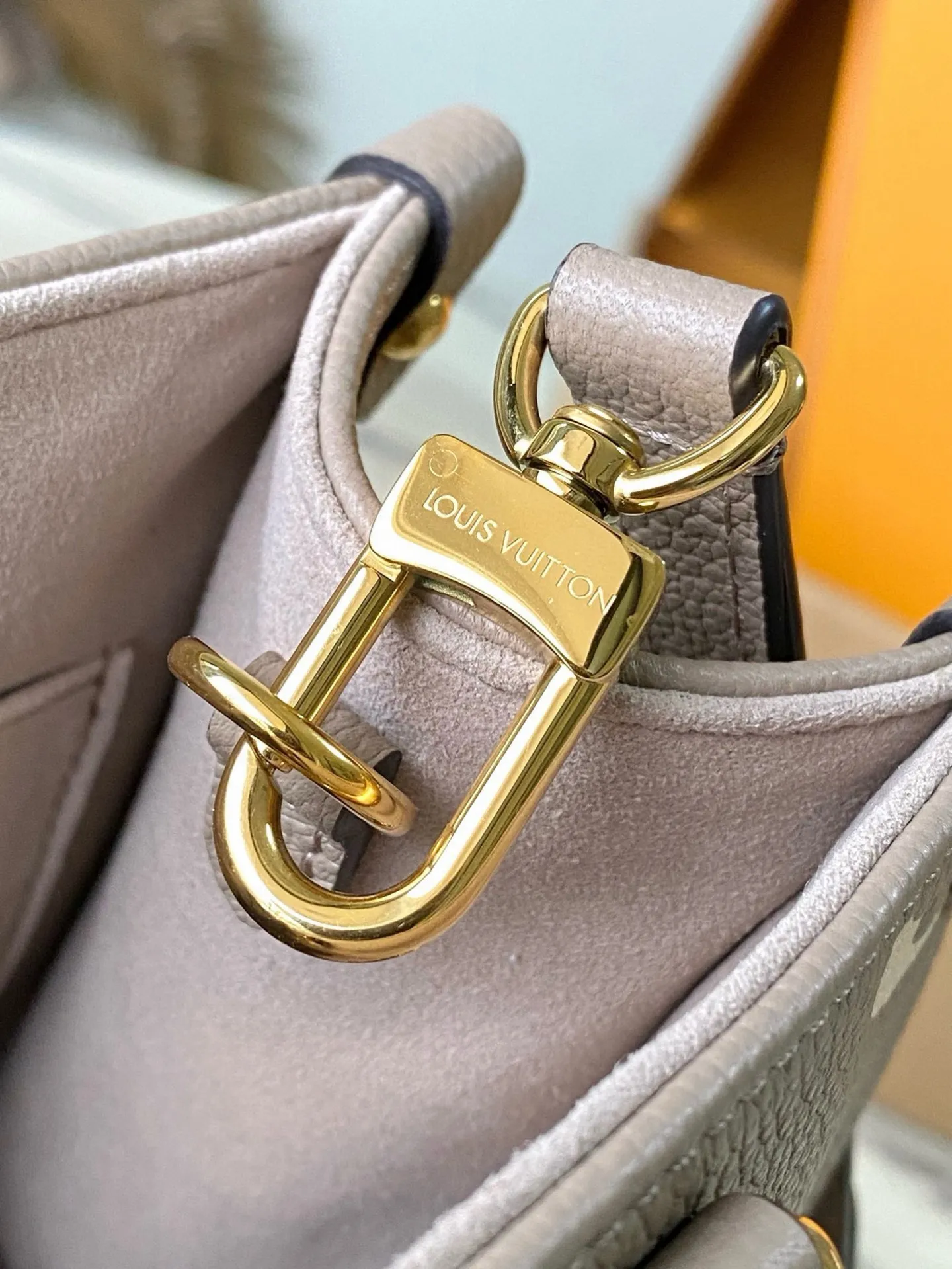 💰1040 (first-grain leather) top original order M45779 Elephant Gray Onthego small Tote bag draws inspiration from the classic Sac Plat handbag in 1968. It is made of Monogram Empreinte leather embossed with Medium Bicolor Monogram pattern to create a miniature version, which can store daily needs such as iPad Mini. Flexible handles and detachable shoulder strap enrich carrying options. Dimensions: 25 x 19 x 11.5 cm