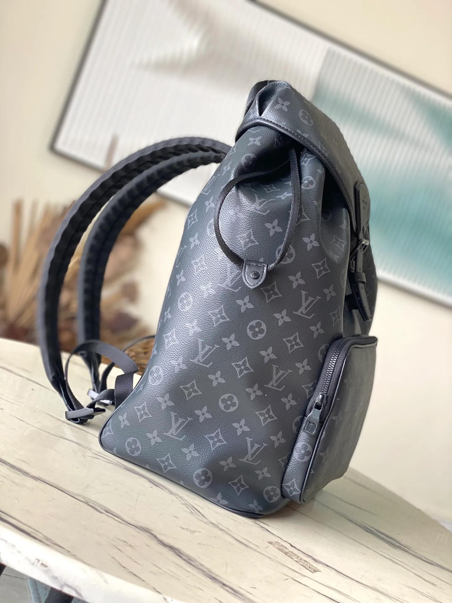 💰1060 Top original order M46683 This Montsouris backpack is made of Monogram Eclipse canvas with cow leather trim. The drawstring and magnetic buckle strap ensure secure storage. The large zippered front pocket makes it easy to take everything you need on the go, and the adjustable shoulder strap provides a comfortable carrying experience. Dimensions: 32 × 40 × 19 cm