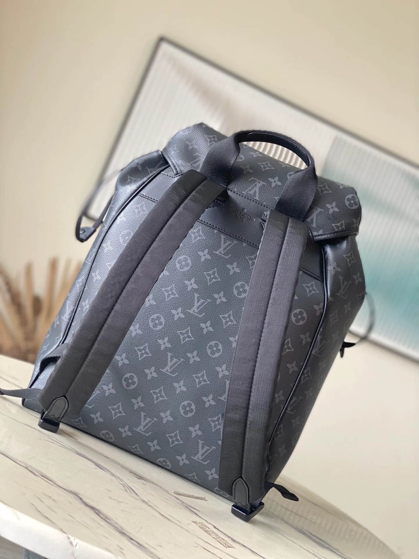 💰1060 Top original order M46683 This Montsouris backpack is made of Monogram Eclipse canvas with cow leather trim. The drawstring and magnetic buckle strap ensure secure storage. The large zippered front pocket makes it easy to take everything you need on the go, and the adjustable shoulder strap provides a comfortable carrying experience. Dimensions: 32 × 40 × 19 cm
