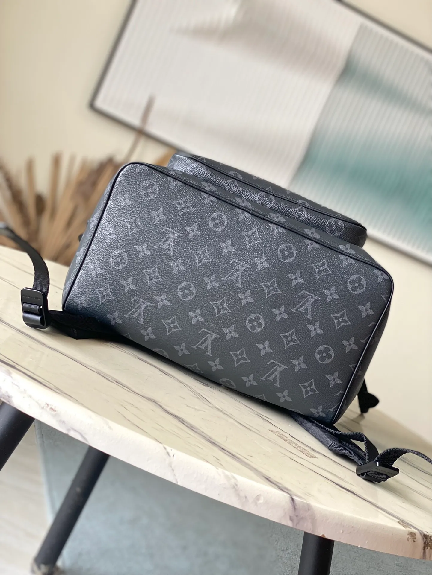 💰1060 Top original order M46683 This Montsouris backpack is made of Monogram Eclipse canvas with cow leather trim. The drawstring and magnetic buckle strap ensure secure storage. The large zippered front pocket makes it easy to take everything you need on the go, and the adjustable shoulder strap provides a comfortable carrying experience. Dimensions: 32 × 40 × 19 cm