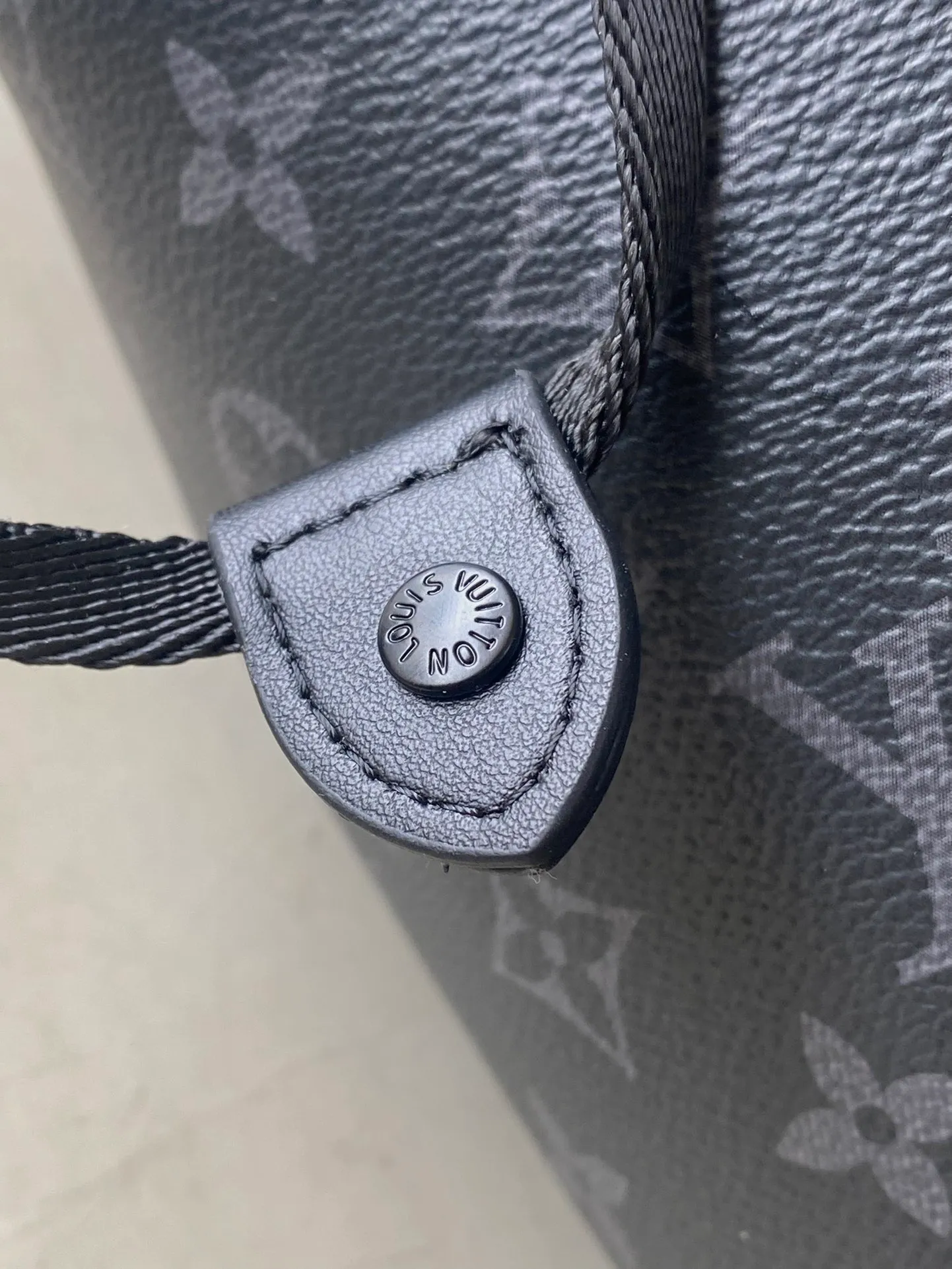 💰1060 Top original order M46683 This Montsouris backpack is made of Monogram Eclipse canvas with cow leather trim. The drawstring and magnetic buckle strap ensure secure storage. The large zippered front pocket makes it easy to take everything you need on the go, and the adjustable shoulder strap provides a comfortable carrying experience. Dimensions: 32 × 40 × 19 cm