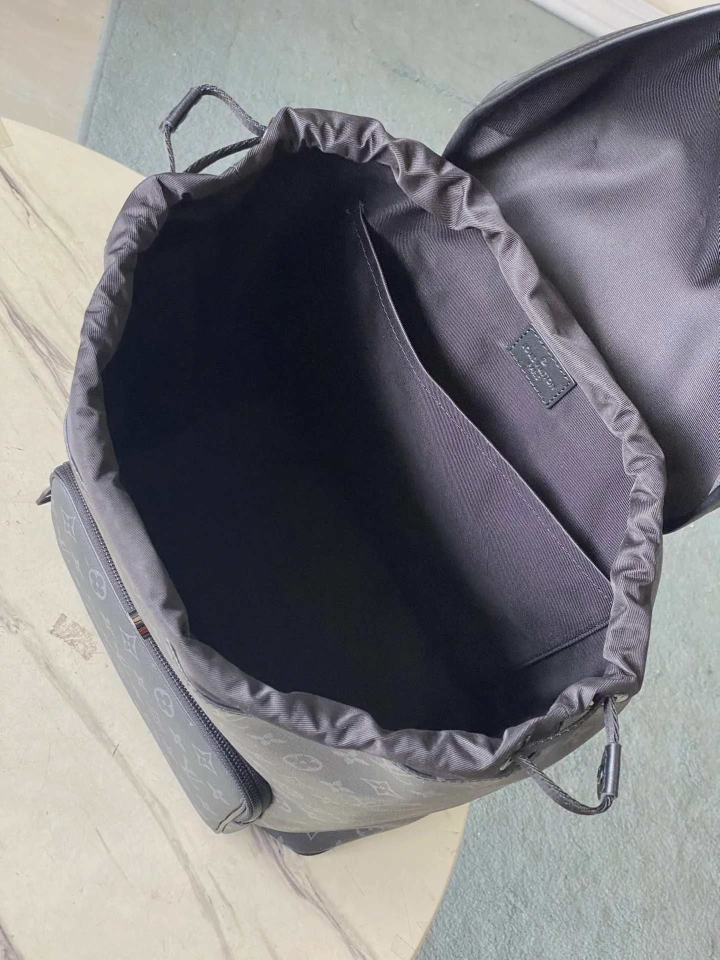 💰1060 Top original order M46683 This Montsouris backpack is made of Monogram Eclipse canvas with cow leather trim. The drawstring and magnetic buckle strap ensure secure storage. The large zippered front pocket makes it easy to take everything you need on the go, and the adjustable shoulder strap provides a comfortable carrying experience. Dimensions: 32 × 40 × 19 cm