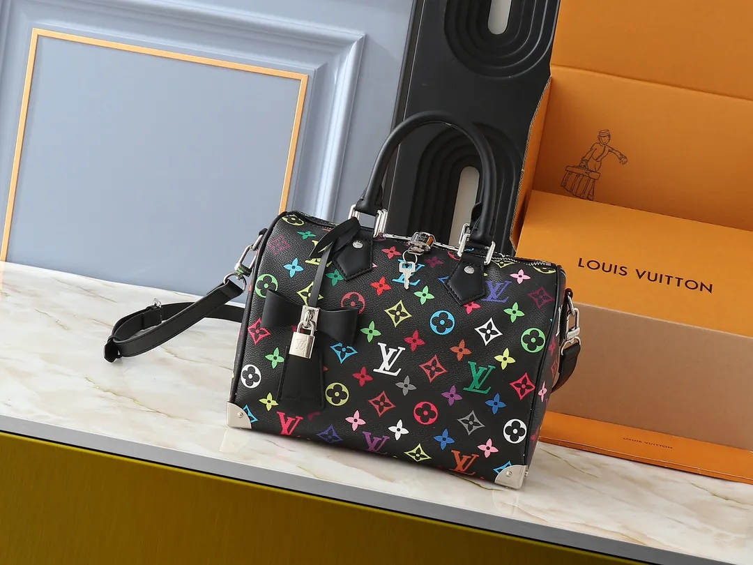 💰280💰Upgraded original M13805 M13257 M40390 lv Murakami Takashi co-branded NANOSPEEDY handbag This Nano Speedy handbag combines Monogram canvas and cow leather trim printing, with 33 colorful colors to interpret white tricolor and black tricolor. It has been launched in twelve sections and is very popular around the world and is loved by celebrities and celebrities. 25.0 x 19.0 x 15.0 cm