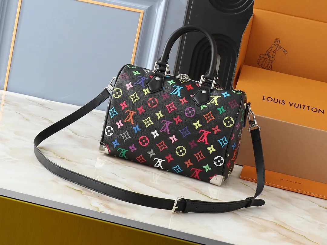 💰280💰Upgraded original M13805 M13257 M40390 lv Murakami Takashi co-branded NANOSPEEDY handbag This Nano Speedy handbag combines Monogram canvas and cow leather trim printing, with 33 colorful colors to interpret white tricolor and black tricolor. It has been launched in twelve sections and is very popular around the world and is loved by celebrities and celebrities. 25.0 x 19.0 x 15.0 cm