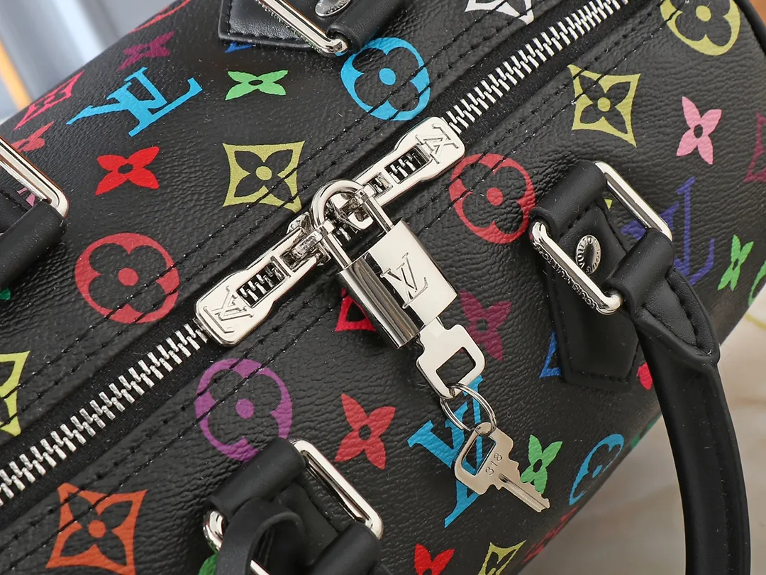 💰280💰Upgraded original M13805 M13257 M40390 lv Murakami Takashi co-branded NANOSPEEDY handbag This Nano Speedy handbag combines Monogram canvas and cow leather trim printing, with 33 colorful colors to interpret white tricolor and black tricolor. It has been launched in twelve sections and is very popular around the world and is loved by celebrities and celebrities. 25.0 x 19.0 x 15.0 cm