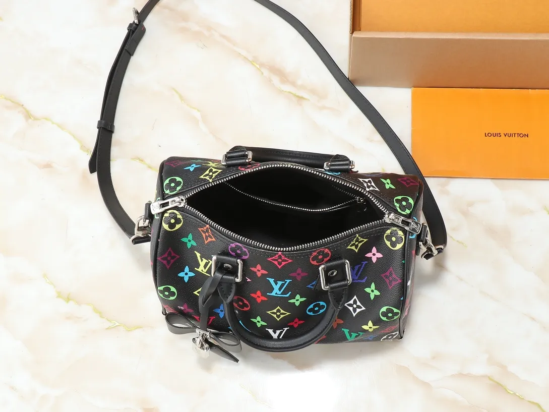 💰280💰Upgraded original M13805 M13257 M40390 lv Murakami Takashi co-branded NANOSPEEDY handbag This Nano Speedy handbag combines Monogram canvas and cow leather trim printing, with 33 colorful colors to interpret white tricolor and black tricolor. It has been launched in twelve sections and is very popular around the world and is loved by celebrities and celebrities. 25.0 x 19.0 x 15.0 cm