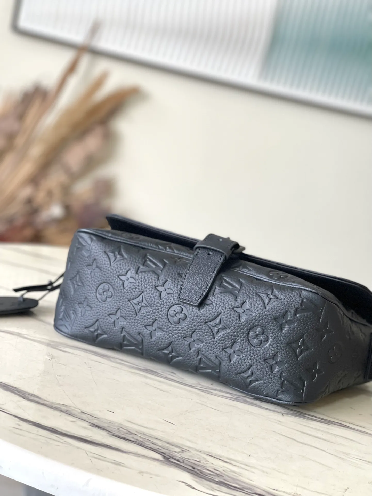 💰1060 (top layer leather) top original M46685 full leather Montsouris messenger bag is made of Monogram Eclipse canvas, with a modern configuration and ample space. Pockets and compartments provide easy access to everything you need on the go, and the fabric shoulder straps and archive buckle add to the brand's style. Dimensions: 34 x 19 x 11 cm