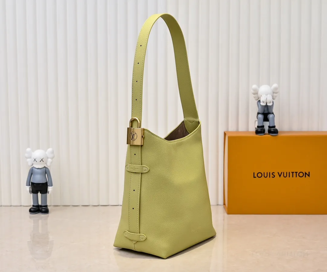 💰Large 150. Small 280💰Upgraded original (imitation original) M24988 M24974 M24856 M25022 M25352 M25353 M25354 This Low Key Hobo handbag is made of smooth cow leather with suede cow leather lining. It can accommodate short wallets, large smartphones, keys and other small items. The shoulder strap is adjustable with a padlock buckle, and a removable Monogram canvas zippered interior pocket keeps it organized. Dimensions: Large 31.0 x 35.0 x 18.0 cm (L x H x W), Small 24.0 x 28.0 x 16.0 cm (L x H x W)