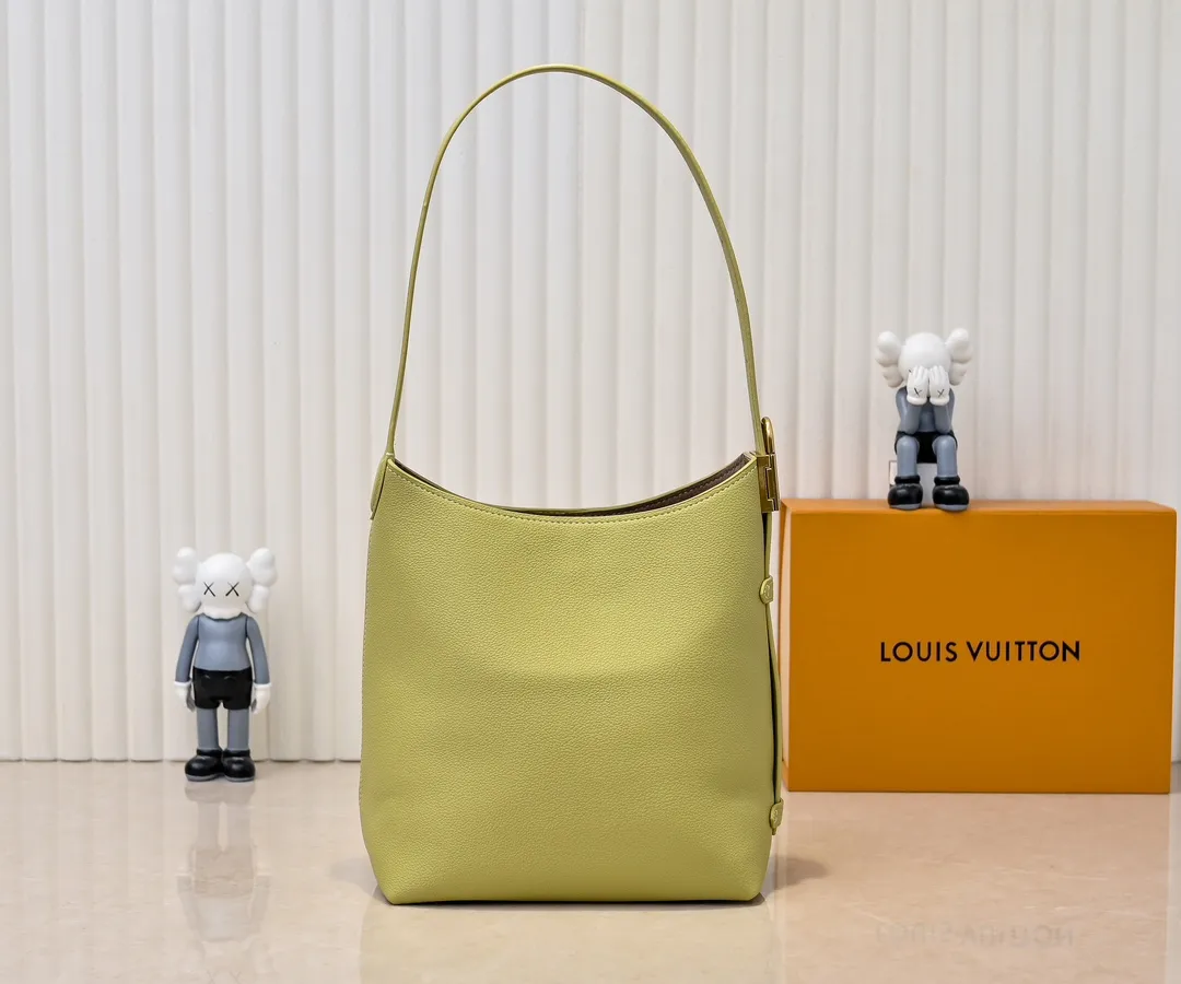 💰Large 150. Small 280💰Upgraded original (imitation original) M24988 M24974 M24856 M25022 M25352 M25353 M25354 This Low Key Hobo handbag is made of smooth cow leather with suede cow leather lining. It can accommodate short wallets, large smartphones, keys and other small items. The shoulder strap is adjustable with a padlock buckle, and a removable Monogram canvas zippered interior pocket keeps it organized. Dimensions: Large 31.0 x 35.0 x 18.0 cm (L x H x W), Small 24.0 x 28.0 x 16.0 cm (L x H x W)