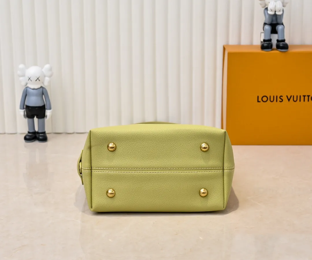 💰Large 150. Small 280💰Upgraded original (imitation original) M24988 M24974 M24856 M25022 M25352 M25353 M25354 This Low Key Hobo handbag is made of smooth cow leather with suede cow leather lining. It can accommodate short wallets, large smartphones, keys and other small items. The shoulder strap is adjustable with a padlock buckle, and a removable Monogram canvas zippered interior pocket keeps it organized. Dimensions: Large 31.0 x 35.0 x 18.0 cm (L x H x W), Small 24.0 x 28.0 x 16.0 cm (L x H x W)