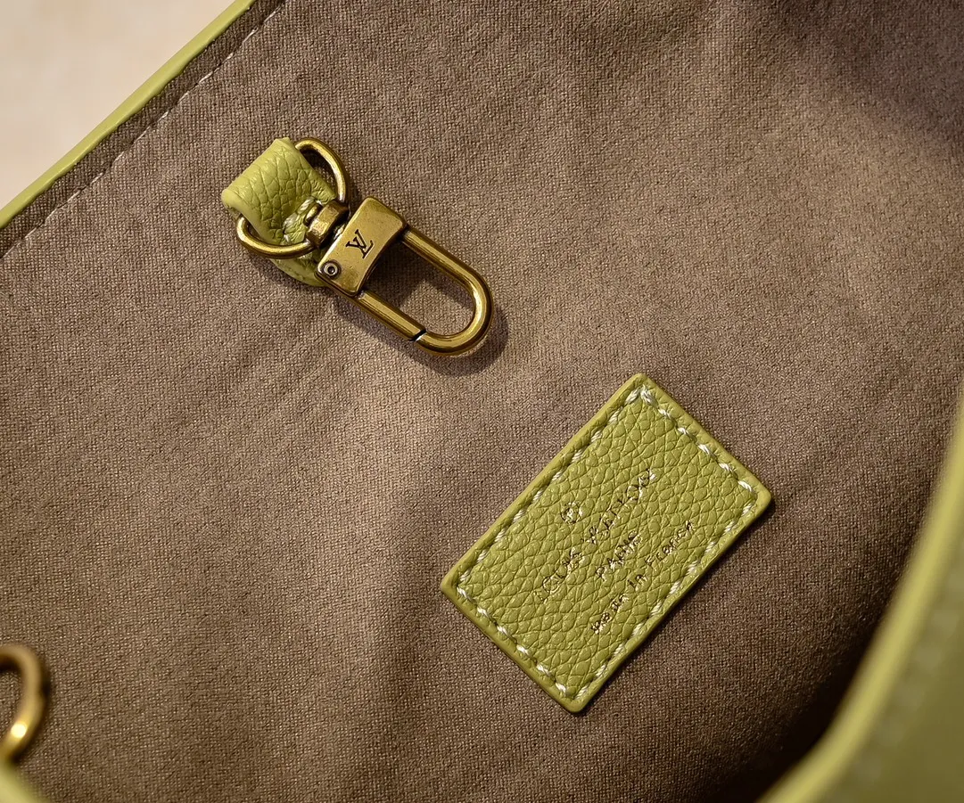 💰Large 150. Small 280💰Upgraded original (imitation original) M24988 M24974 M24856 M25022 M25352 M25353 M25354 This Low Key Hobo handbag is made of smooth cow leather with suede cow leather lining. It can accommodate short wallets, large smartphones, keys and other small items. The shoulder strap is adjustable with a padlock buckle, and a removable Monogram canvas zippered interior pocket keeps it organized. Dimensions: Large 31.0 x 35.0 x 18.0 cm (L x H x W), Small 24.0 x 28.0 x 16.0 cm (L x H x W)