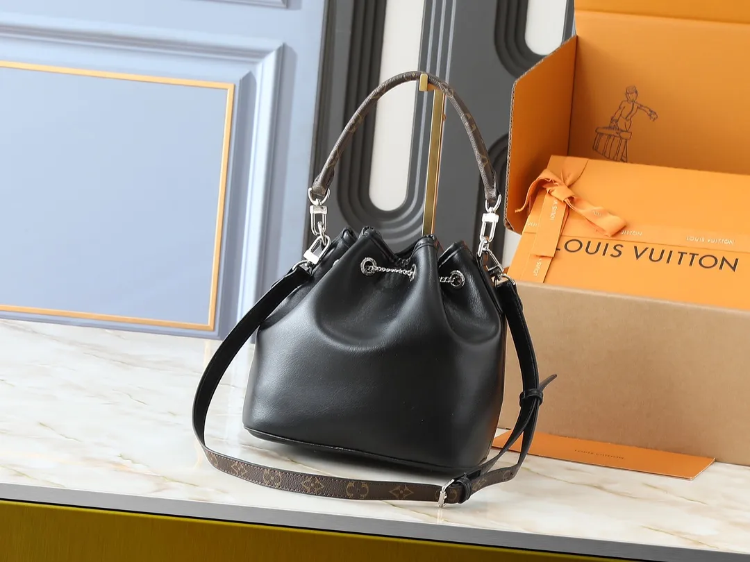 💰280💰The upgraded original M14377 No Way handbag is from the LV Vibe series. It is made of sheep leather and fused with shiny metal parts, renewing the classic Noé handbag elements with a modern rock style. The LV Circle sliding trim makes it easy to adjust the opening, and the zippered front pocket can be used to store keys and cosmetics. Dimensions: 22.5 x 15.5 x 24 cm (height x width x length)