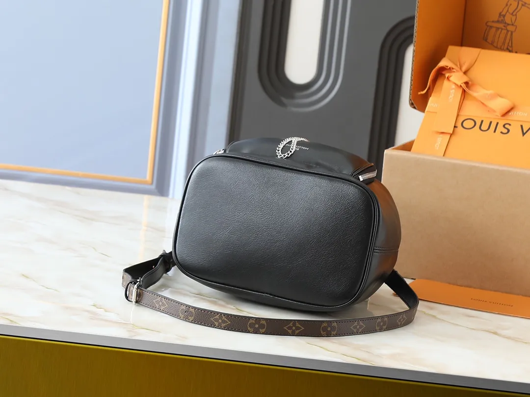 💰280💰The upgraded original M14377 No Way handbag is from the LV Vibe series. It is made of sheep leather and fused with shiny metal parts, renewing the classic Noé handbag elements with a modern rock style. The LV Circle sliding trim makes it easy to adjust the opening, and the zippered front pocket can be used to store keys and cosmetics. Dimensions: 22.5 x 15.5 x 24 cm (height x width x length)