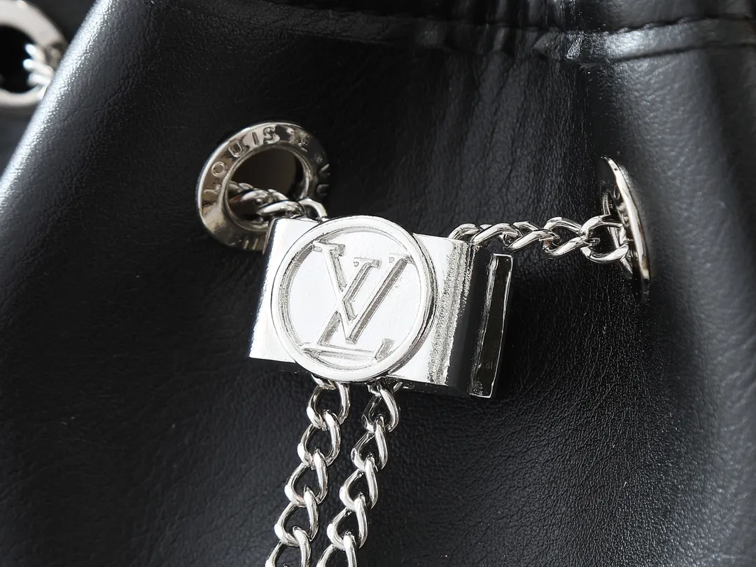 💰280💰The upgraded original M14377 No Way handbag is from the LV Vibe series. It is made of sheep leather and fused with shiny metal parts, renewing the classic Noé handbag elements with a modern rock style. The LV Circle sliding trim makes it easy to adjust the opening, and the zippered front pocket can be used to store keys and cosmetics. Dimensions: 22.5 x 15.5 x 24 cm (height x width x length)