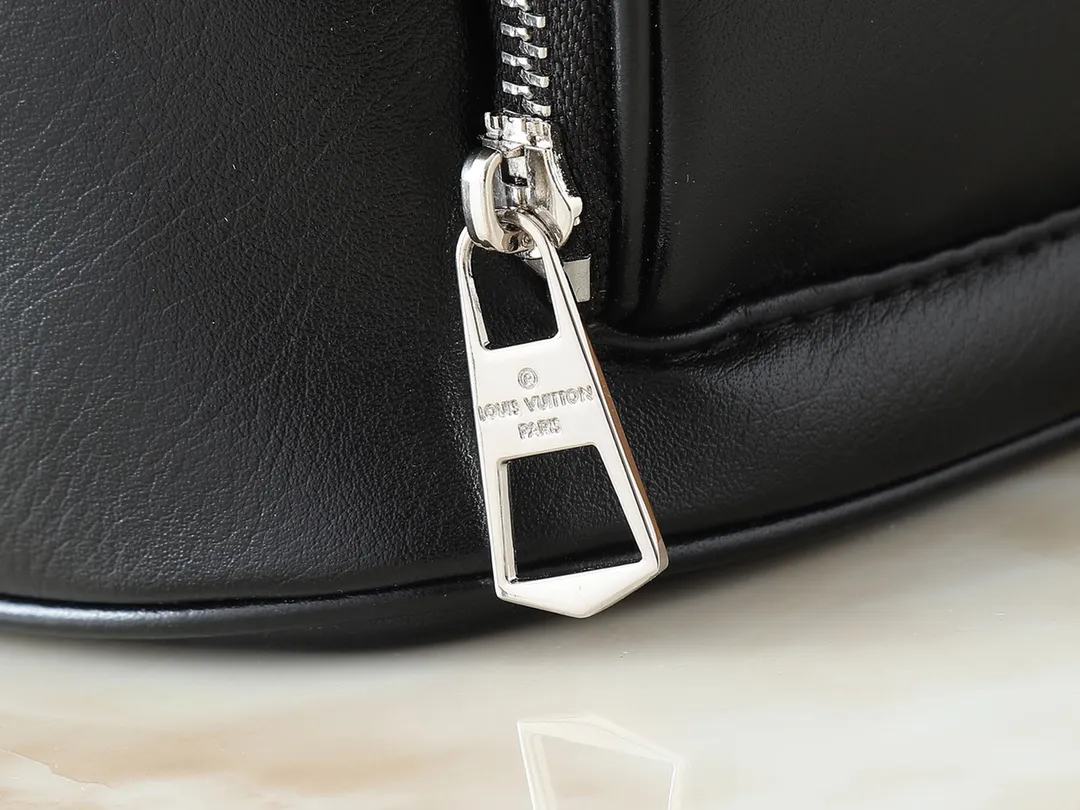 💰280💰The upgraded original M14377 No Way handbag is from the LV Vibe series. It is made of sheep leather and fused with shiny metal parts, renewing the classic Noé handbag elements with a modern rock style. The LV Circle sliding trim makes it easy to adjust the opening, and the zippered front pocket can be used to store keys and cosmetics. Dimensions: 22.5 x 15.5 x 24 cm (height x width x length)