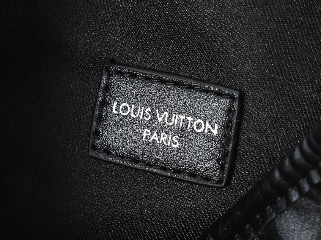 💰280💰The upgraded original M14377 No Way handbag is from the LV Vibe series. It is made of sheep leather and fused with shiny metal parts, renewing the classic Noé handbag elements with a modern rock style. The LV Circle sliding trim makes it easy to adjust the opening, and the zippered front pocket can be used to store keys and cosmetics. Dimensions: 22.5 x 15.5 x 24 cm (height x width x length)