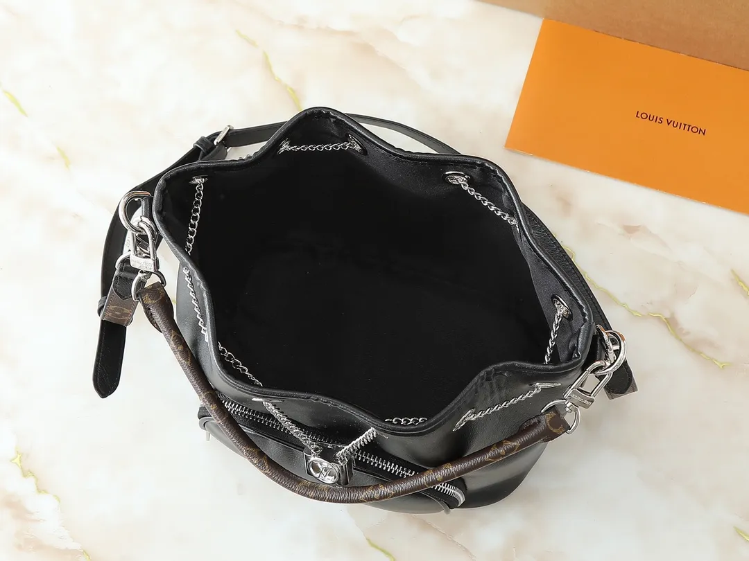 💰280💰The upgraded original M14377 No Way handbag is from the LV Vibe series. It is made of sheep leather and fused with shiny metal parts, renewing the classic Noé handbag elements with a modern rock style. The LV Circle sliding trim makes it easy to adjust the opening, and the zippered front pocket can be used to store keys and cosmetics. Dimensions: 22.5 x 15.5 x 24 cm (height x width x length)