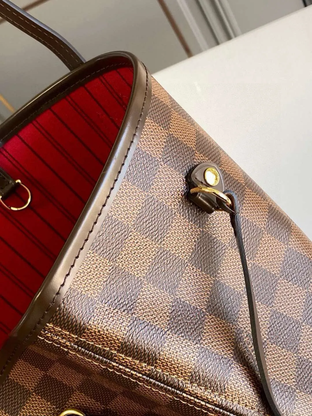 💰800 (Large Steel Nail) Top Original N41357 NEVERFULL Large Handbag The legendary Neverfull handbag can always meet your various needs for handbags. It has a large capacity but is not bulky. It is stiff and soft to the touch, making it suitable for home and travel. Tighten the side ties and it instantly transforms into a stylish urban handbag. Loosen the straps and it transforms into a chic and practical handbag. The slender leather handle can be carried over the shoulder or between the arms. The model shown here is made of Damier Ebène canvas. 39 cm