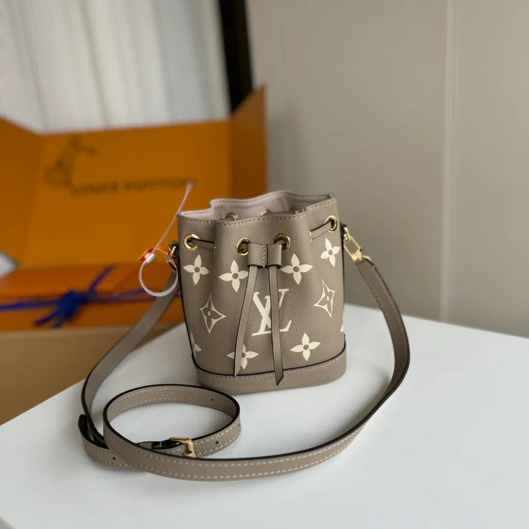 p1160 [Equipped with counter MB complete package] M46291 (81626) gray silk screen, premium original order, upgraded hardware, real photo. This Nano Noé handbag is from the Summer Stardust capsule series. It uses Monogram Empreinte embossed leather to condense the classic Noé handbag configuration, and then uses professional craftsmanship to present a subtle luster like a bright starry sky. Plenty of space to accommodate daily needs, the adjustable shoulder straps and detachable handles allow for a variety of carrying methods. Model: M46291 Gray Silk Screen Size: 13*16*10cm