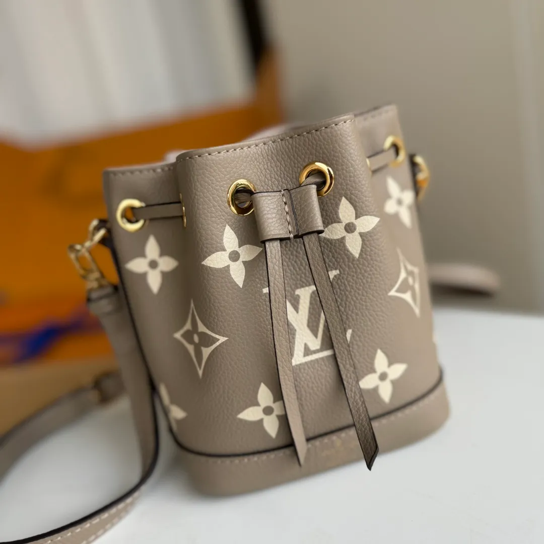 p1160 [Equipped with counter MB complete package] M46291 (81626) gray silk screen, premium original order, upgraded hardware, real photo. This Nano Noé handbag is from the Summer Stardust capsule series. It uses Monogram Empreinte embossed leather to condense the classic Noé handbag configuration, and then uses professional craftsmanship to present a subtle luster like a bright starry sky. Plenty of space to accommodate daily needs, the adjustable shoulder straps and detachable handles allow for a variety of carrying methods. Model: M46291 Gray Silk Screen Size: 13*16*10cm