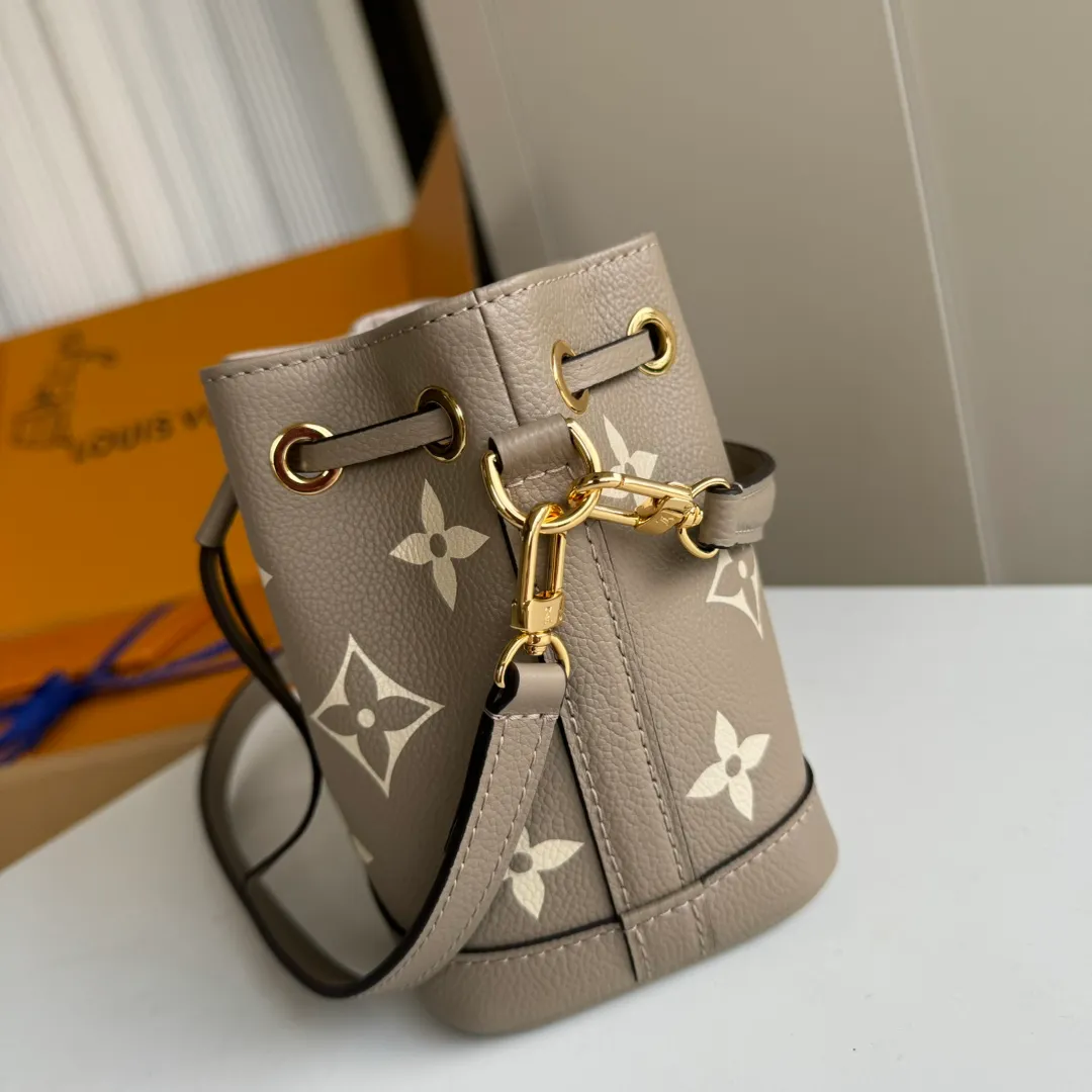 p1160 [Equipped with counter MB complete package] M46291 (81626) gray silk screen, premium original order, upgraded hardware, real photo. This Nano Noé handbag is from the Summer Stardust capsule series. It uses Monogram Empreinte embossed leather to condense the classic Noé handbag configuration, and then uses professional craftsmanship to present a subtle luster like a bright starry sky. Plenty of space to accommodate daily needs, the adjustable shoulder straps and detachable handles allow for a variety of carrying methods. Model: M46291 Gray Silk Screen Size: 13*16*10cm