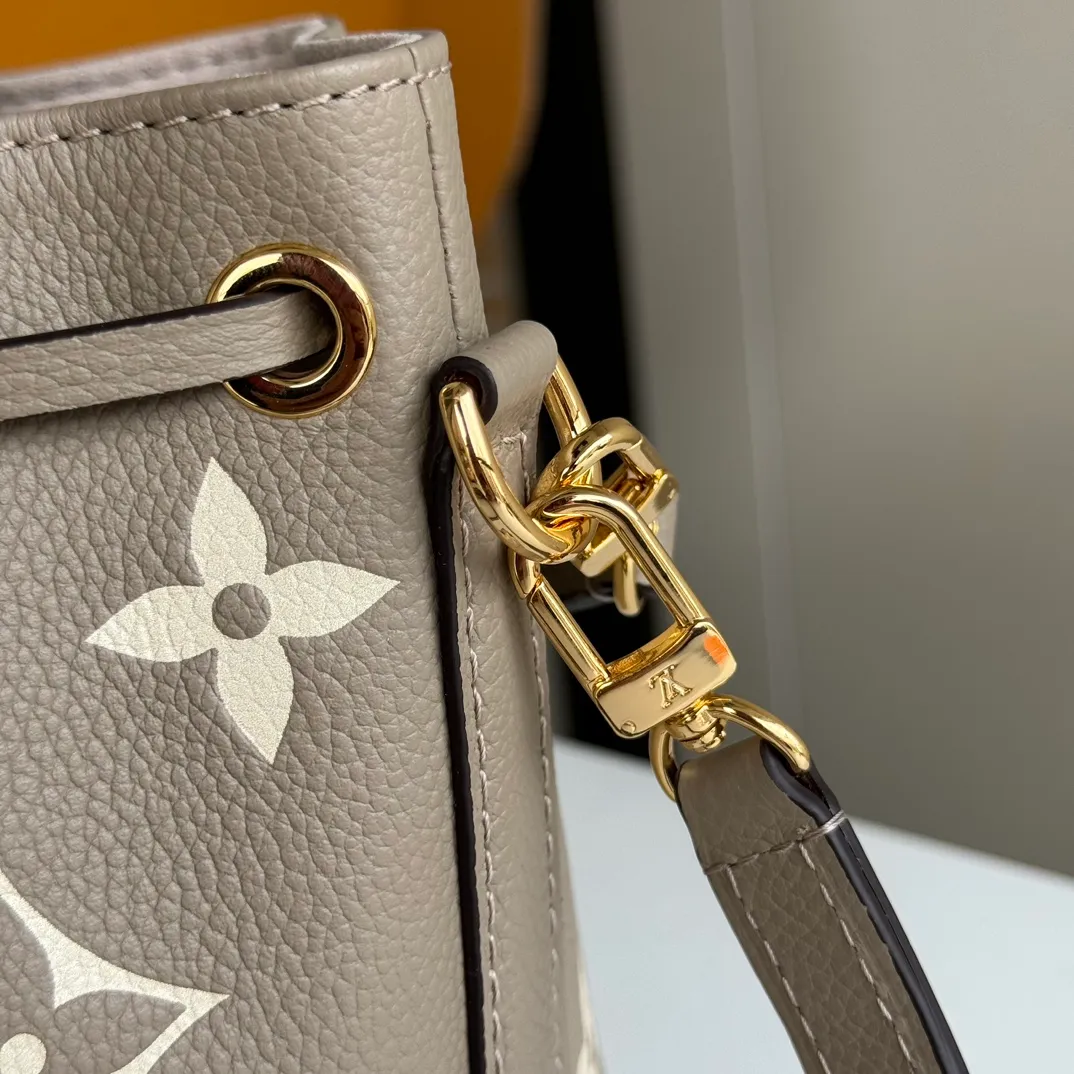 p1160 [Equipped with counter MB complete package] M46291 (81626) gray silk screen, premium original order, upgraded hardware, real photo. This Nano Noé handbag is from the Summer Stardust capsule series. It uses Monogram Empreinte embossed leather to condense the classic Noé handbag configuration, and then uses professional craftsmanship to present a subtle luster like a bright starry sky. Plenty of space to accommodate daily needs, the adjustable shoulder straps and detachable handles allow for a variety of carrying methods. Model: M46291 Gray Silk Screen Size: 13*16*10cm