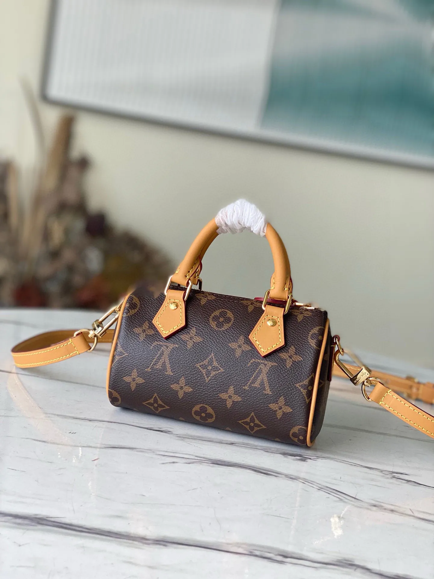 💰560 Top Original M81085 Nano Speedy handbag condenses the classic Speedy handbag structure, with an exquisite design made of Monogram canvas, with distressed cow leather details and metal parts. The handles and removable and adjustable shoulder strap allow for a variety of styling possibilities. Dimensions: 16 x 10 x 7.5 cm