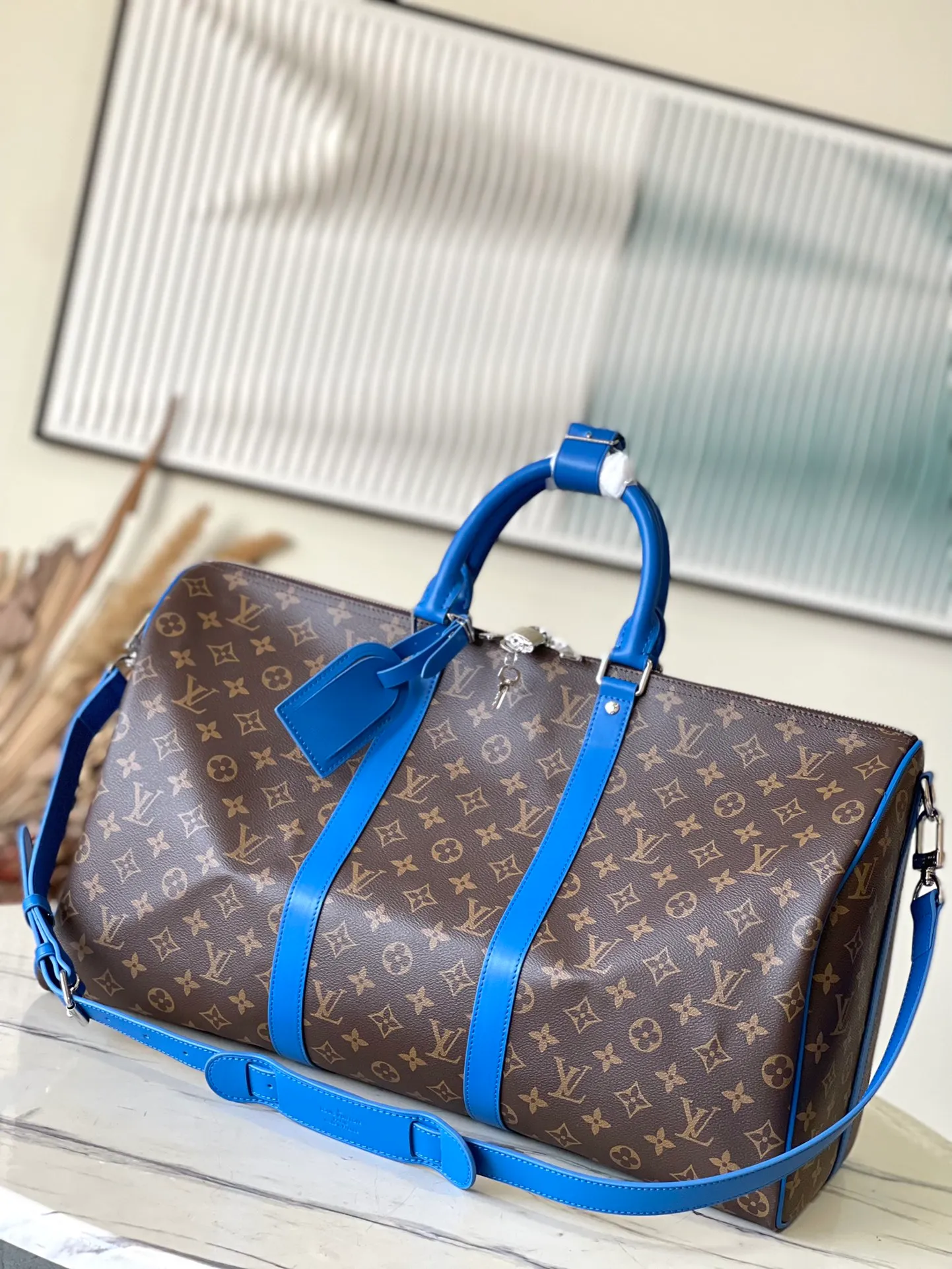 💰1060 Top Original M41416 Blue Spacious capacity and flexible use. Durable, safe and reliable. Fashionable style, mature and stable. Features a secure double zipper and padlock, making it perfect for business or pleasure. Dimensions: 50 × 29 × 22 cm