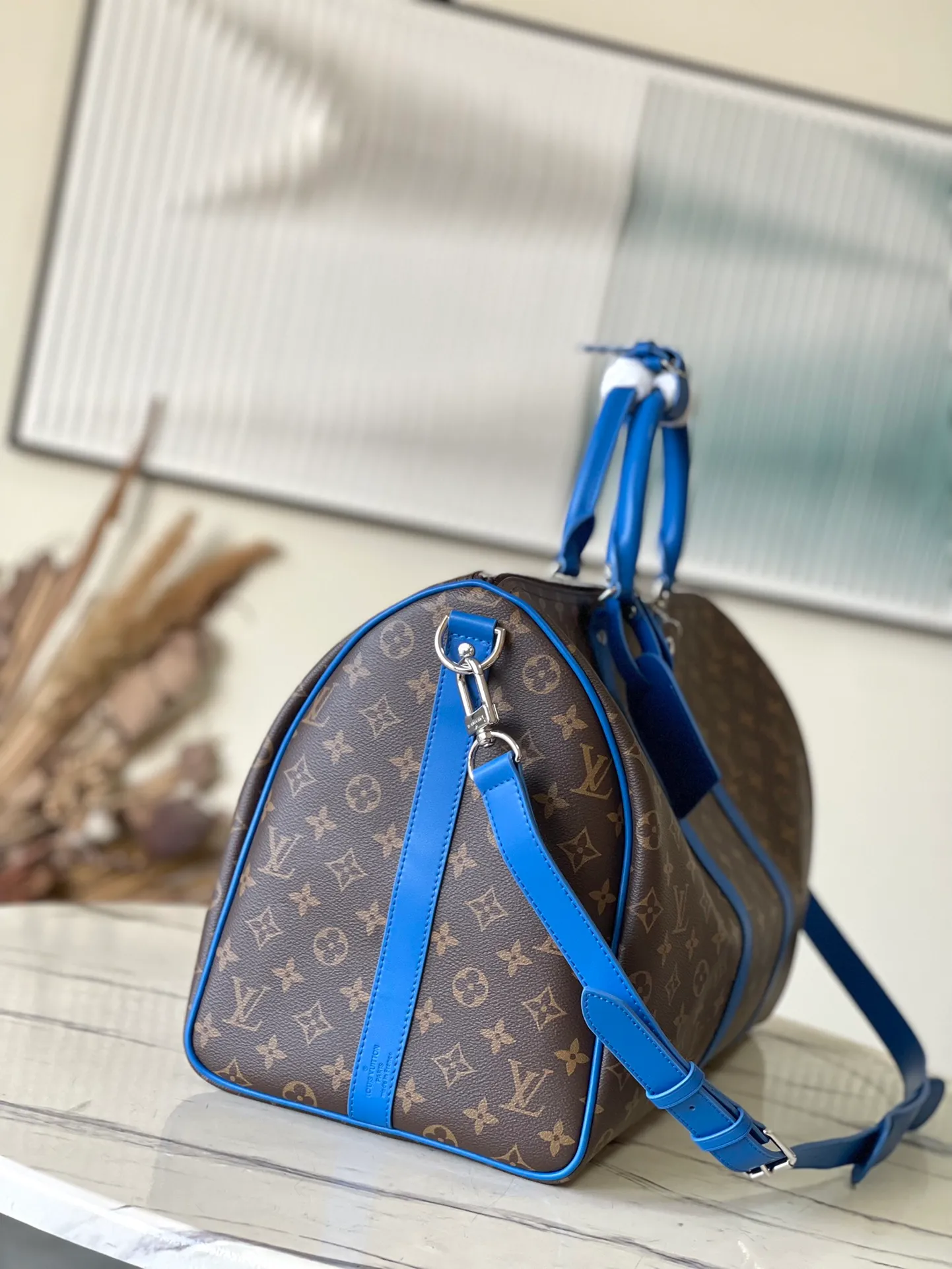 💰1060 Top Original M41416 Blue Spacious capacity and flexible use. Durable, safe and reliable. Fashionable style, mature and stable. Features a secure double zipper and padlock, making it perfect for business or pleasure. Dimensions: 50 × 29 × 22 cm