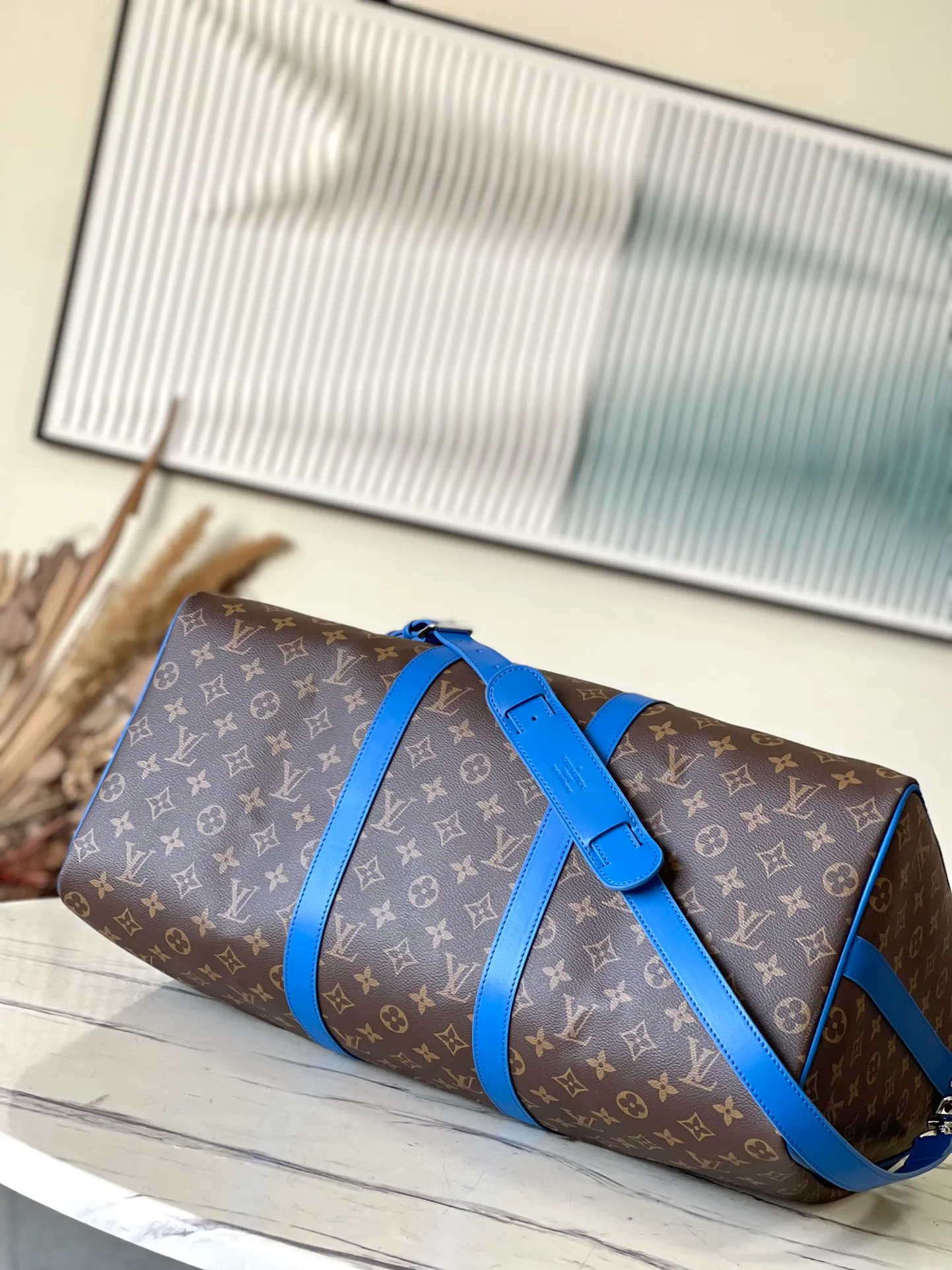 💰1060 Top Original M41416 Blue Spacious capacity and flexible use. Durable, safe and reliable. Fashionable style, mature and stable. Features a secure double zipper and padlock, making it perfect for business or pleasure. Dimensions: 50 × 29 × 22 cm