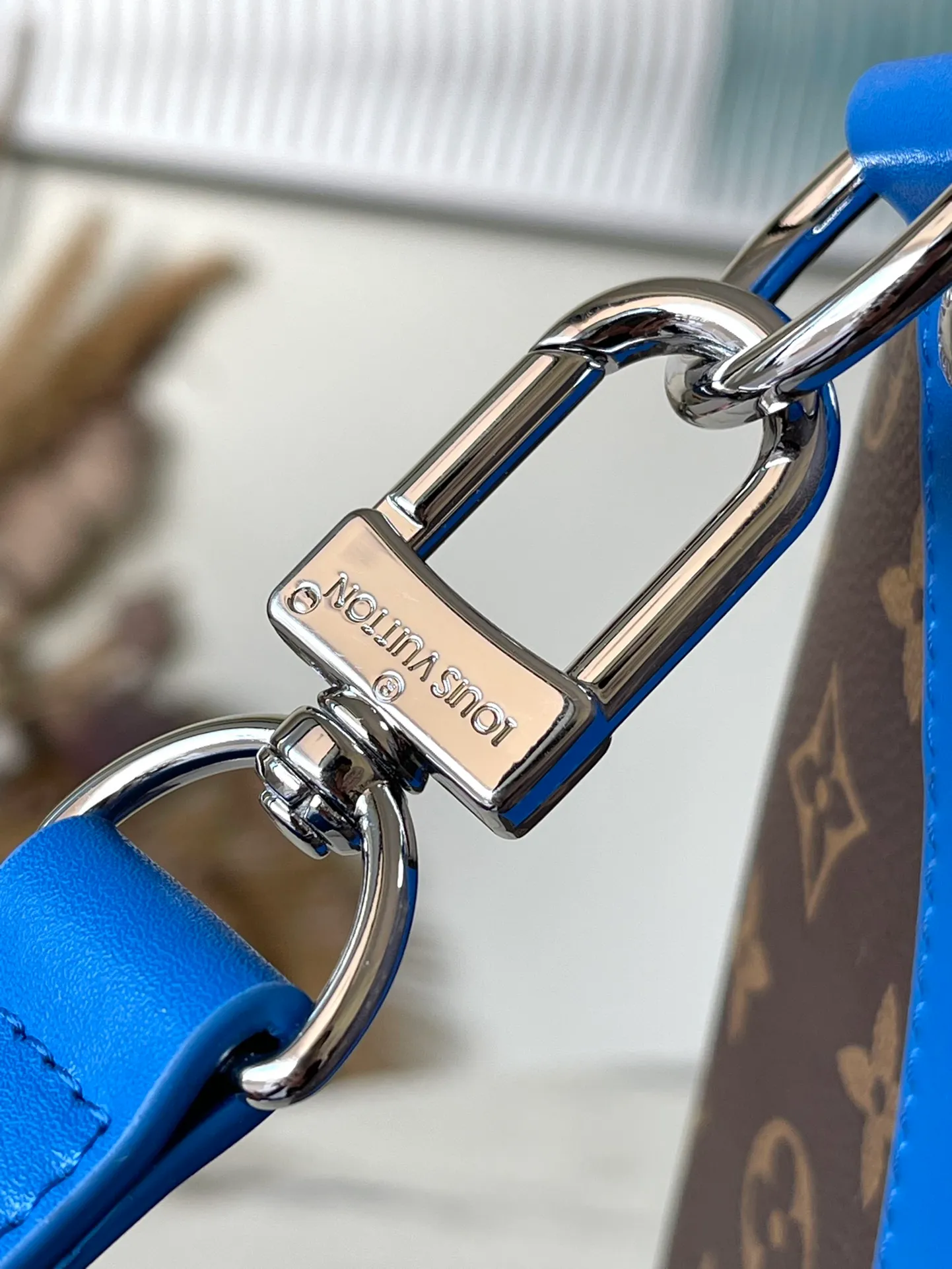 💰1060 Top Original M41416 Blue Spacious capacity and flexible use. Durable, safe and reliable. Fashionable style, mature and stable. Features a secure double zipper and padlock, making it perfect for business or pleasure. Dimensions: 50 × 29 × 22 cm